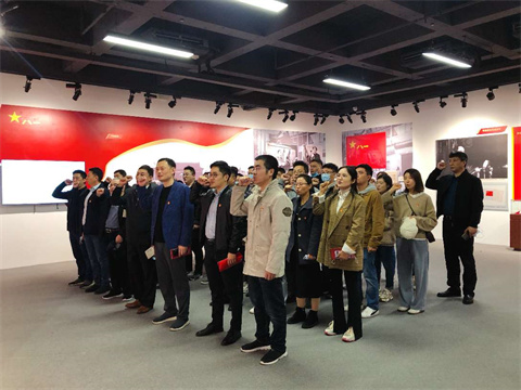 集团党委组织参观“旗帜飘扬——党旗国旗军旗诞生珍贵史料展” 集团党委组织参观“旗帜飘扬——党旗国旗军旗诞生珍贵史料展”